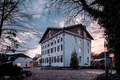 Enjoy a Quiet Stay with Greenery All Around! Free Parking and Onsite Dining!