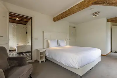 Convenient Location with Free Parking, Free Dining! Close to Kasteel D'Erp!