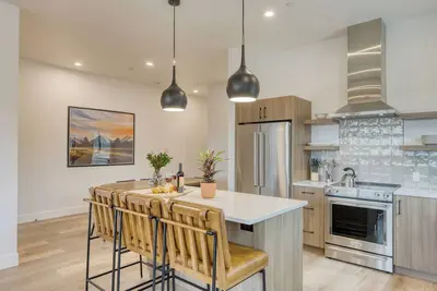 Image de 2 Units | Deck, Hot Tub, Minutes to Old Bend | 1212 Skyline Ranch by AvantStay