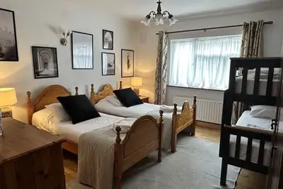 Image de Family room (en-suite) in a cozy Guest House, beside pretty Malahide Village, Castle and near Dublin Airport