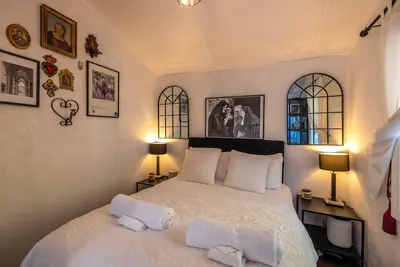 Image de La Casa Al Mare - La Casa Al Mare is a restored 1930s cottage with stunning sea views over Onetangi Beach. It features timber floors, WiFi, Smart Tv, and a full kitchen. Sleeps 5 across 3 bedrooms, including a separate sleepout. Enjoy sunny decks, op