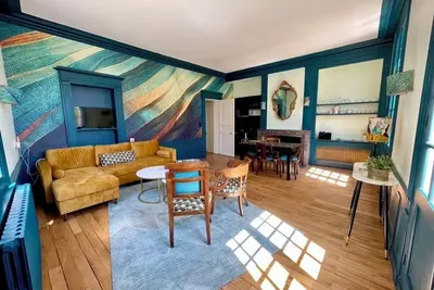 Image de La Chapelle, Vue d'exception sur la place du château avec balcon