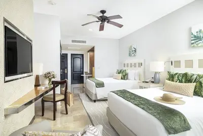 Image de Caribbean Luxury Awaits: 2 Bedroom Suite with Resort Amenities in Cancún