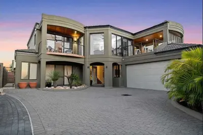 Image de Across the road from Hilary’s Beach Club