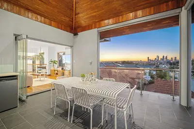 Image de The Perth Summit – A Sepal Stay is a designer tri-level luxury residence in South Perth, offering epic city and river views, premium furnishings, multiple living areas, and an executive-level stay ideal for corporate, insurance, or family Guests.