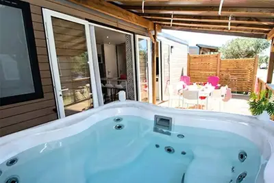 Image de Mobil home Premium Cotignac Jacuzzi privé - 33m² - 3 chambres - Lave vaisselle + Tv + A/C 6 personnes