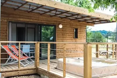 Image de Chalet Luberon - 35m² - 2 chambres + jacuzzi (4 adultes & 1 enfant de max 12 ans) 4 à 5 personnes - 4 pers. inclus dans le tarif