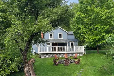 Image de 3-bdrm farmhouse on 17 acres of nature, with pickleball court & fire pit