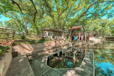 Image de Spacious Lake Lbj Covefront Home + Boat Lift
