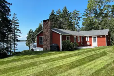 Image de Cozy waterfront cottage overlooking Muscongus Bay with stunning sunset views.