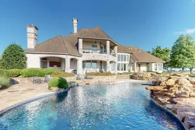 Image de Spacious 4. 5-Acre Estate Near Dallas w/ Pool, Spa, Theater, Gym & Guest House