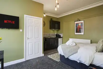 Image de Free Parking-Studio-Suite-Salle de bain et douche-Vue sur Rue