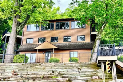 Image de New Listing on Keuka! Expansive 3-Story Lakefront Lodge