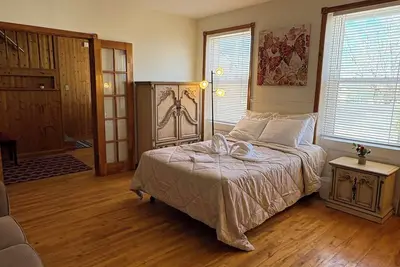 Image de spacious 3 bedroom-5 beds-wifi-parking available