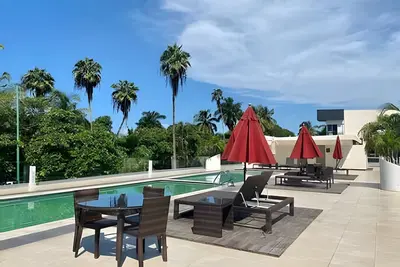 Image de Cozy unit w/ shared pool & free parking