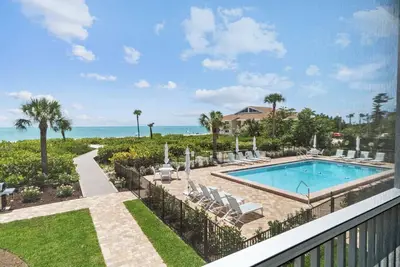 Image de Beachfront Bliss Awaits: Discover Your Newly Remodeled Sanibel Island Escape