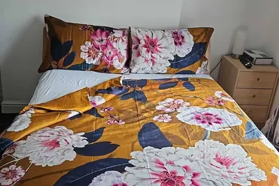 Charming 2-bedroom house with fast Wifi, free parking, in Mansfield area. . . .