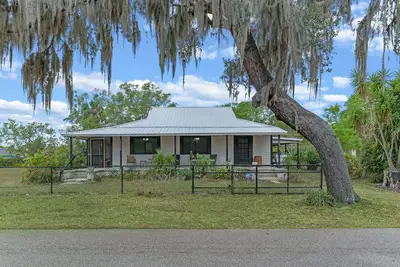 Image de Charming 3-bdrm house. Spacious yard, plenty of parking, & a peaceful setting.