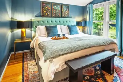 Image de The Madison - Pet Friendly Spacious Retreat + Private Fire Pit Courtyard