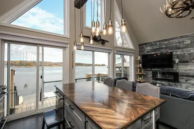 Image de Fish and relax in a new Waterfront four-season cottage 1 hour east of Whitby!
