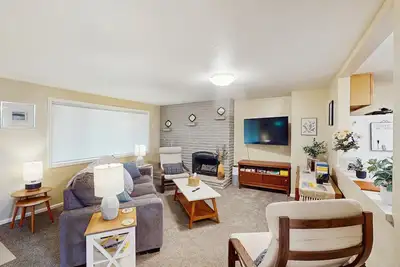 Image de Upper level of duplex with a large deck & mountain view - dog friendly for 1 dog