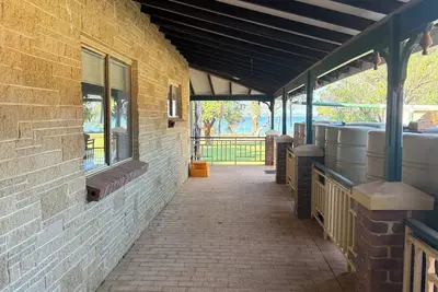 Image de Waters Edge Retreat. right on the estuary shores