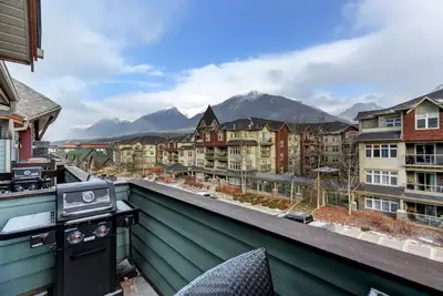 Image de Alpine Loft Penthouse [Outdoor Heated Pool & x3 Hot Tubs]