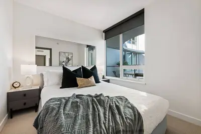 Image de Modern Poolside Retreat—Queen Bed, Sofa Bed & Twin Luxe Amenities with Parking