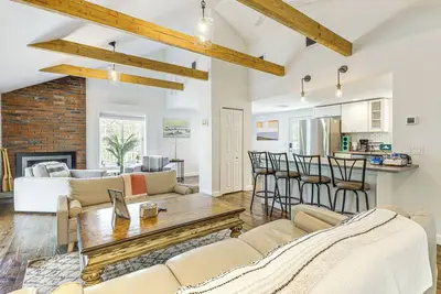 Image de 3 Mi to Mashpee Commons: Family Home w/ Fireplace