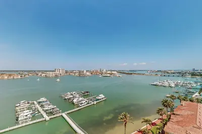 Image de Luxury stunning waterfront condo, Central Ac, pool, snowbird friendly