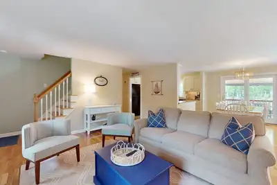 Peaceful beach retreat: private yard, close to beaches, Chatham & rail trail