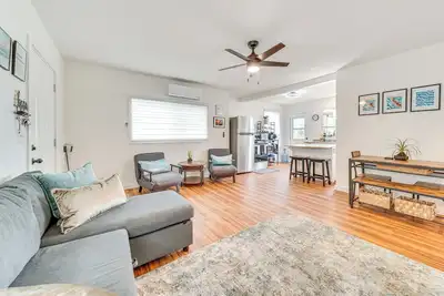 Image de 1 Block to Heart of Hilo: Fully Renovated Home