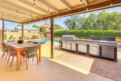 Image de 3 Mi to Dtwn Shops & Eats: Mesa Home w/ Pool!