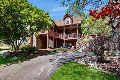 Image de Spacious dog-friendly house w/private hot tub, foosball, deck & firepit