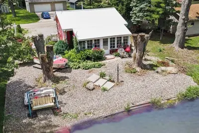 Image de Charming, Whimsical. , 2-bedroom cottage On Chain of Lakes.