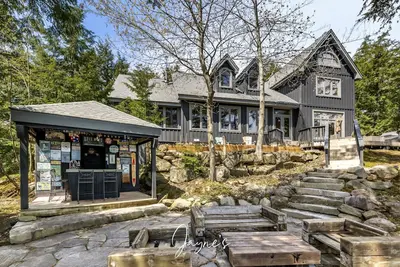 Image de Beautiful 6 bed 4 bath cottage on Lake Joe with Boathouse + Hottub