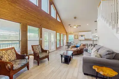 Waterfront house on Lake Lbj with private patio & dock with full kitchen, Wifi