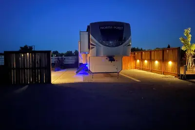 Image de Luxury Rv in gated, quiet, country setting. Perfect for traveling professionals.