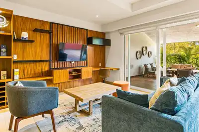 Image de Peaceful modern condo with rooftop pool, washer-dryer and fitness room