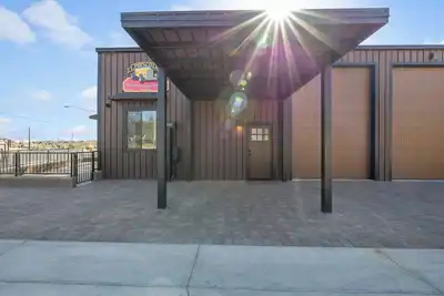 Image de Welcome to your home away from home in the heart of historic downtown Prescott!