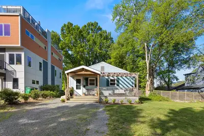 Image de 2b/2b - The antique Bungalow-Hot Tub book now!