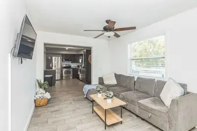 Image de 3 bdrm 2 bath luxury house in Largo - 15 mins to Clearwater Mins to beaches