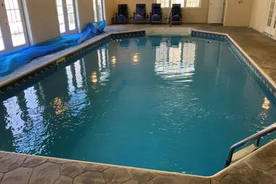 Image de Luxury 4-bedroom House with Indoor Pool & Picturesque Backyard w/Grill & Firepit