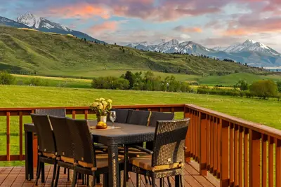 Spacious home with mountain and valley views, seconds to Deep Creek trailhead
