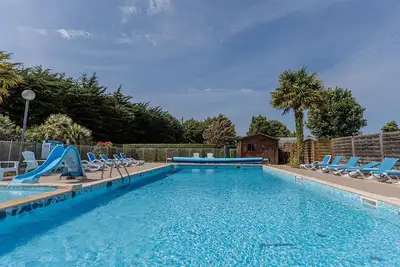 Image de Mobile Home '6 Personnes' avec piscine partagée, terrasse privée et Wi-Fi