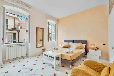 Image de Si vous cherchez une maison pratique, charmante et avec tous le confort nécessaires vous ne devez que venir à White Sea. L'appartement se trouve dans le centre de Riomaggiore, à quelques minutes à pied de la gare, des meilleurs restaurants et des serv