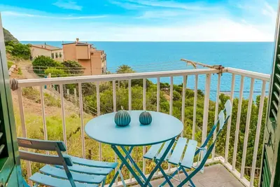 Image de Riomaggiore est une des perles des Cinque Terre et la voir du balcon avec vue sur la mer qui donne sur le village est un privilège pour tous ceux qui reservent l'appartement Sea View. Située dans la partie la plus calme et haute du bourg, la proprieté