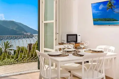 Image de Pensieri Marini is a magical place that manages to sum up all the characteristics you are looking for in the ideal holiday home. Balcony with sea view, kitchen with every comfort, double bedroom, sofa bed, bathroom with shower, but above all a fantastic
