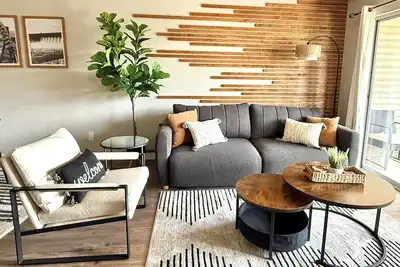 Image de Newly renovated modern 2 bedroom condo