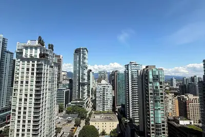 Image de City Views | Prime Downtown Stay w/ Pool, Gym + Walk to Robson & Dining